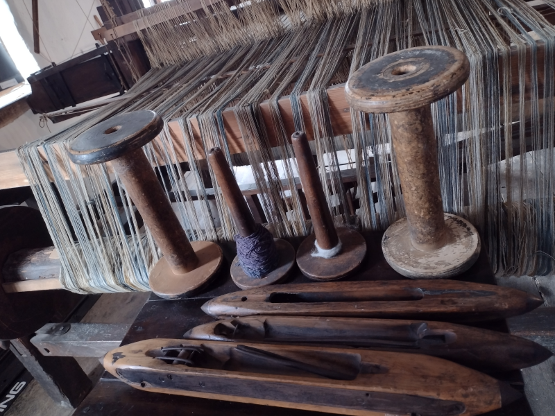 Flying shuttles and spools